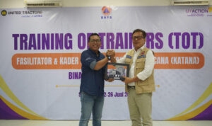 Penyerahan cenderamata oleh Corporate Social Responsibility Manager United Tractors, Himawan Sutanto, kepada Deputy BNPB Pangarso Suryotomo. Foto bersama tim United Tractors dengan perwakilan BNPB, BPBD, dan kader KATANA.